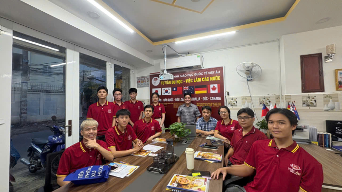 📚 Không khí học tập rộn ràng tại Việt Âu