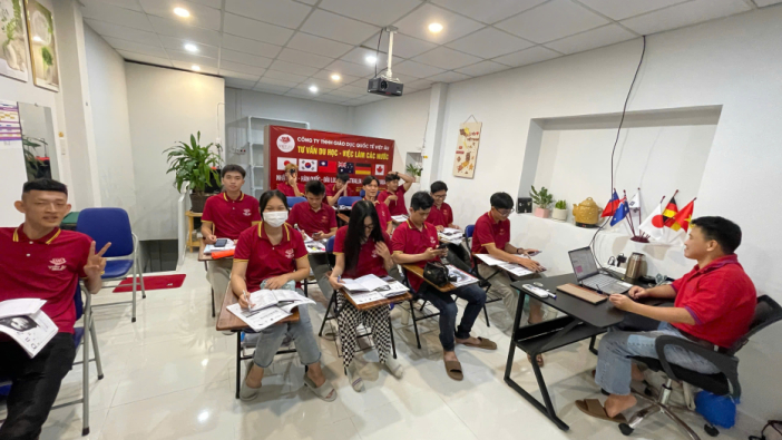 🎯 LỚP HỌC TIẾNG TẠI VIỆT ÂU – CUỐI TUẦN VẪN RỘN RÀNG 🎯