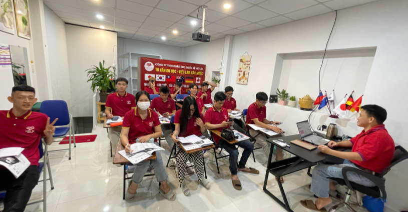 🎯 LỚP HỌC TIẾNG TẠI VIỆT ÂU – CUỐI TUẦN VẪN RỘN RÀNG 🎯